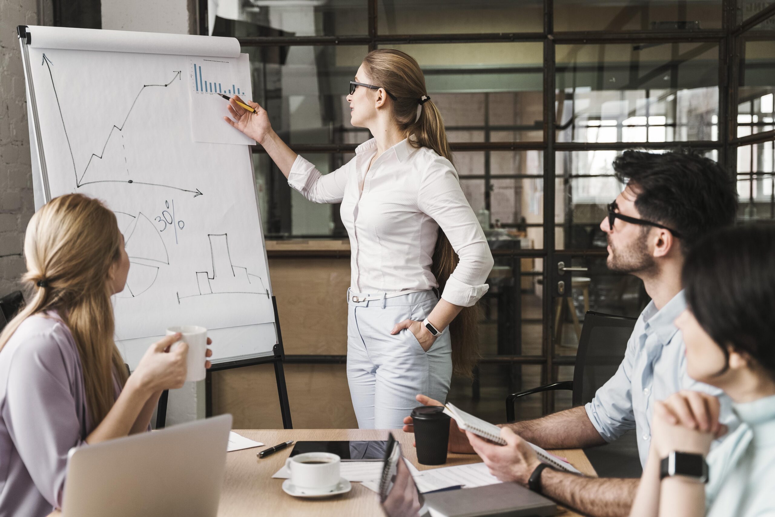 imprenditrice-con-gli-occhiali-durante-una-presentazione-della-riunione https://www.valueconsultingsrl.com/wp-content/uploads/2025/11/imprenditrice-con-gli-occhiali-durante-una-presentazione-della-riunione-scaled.jpg