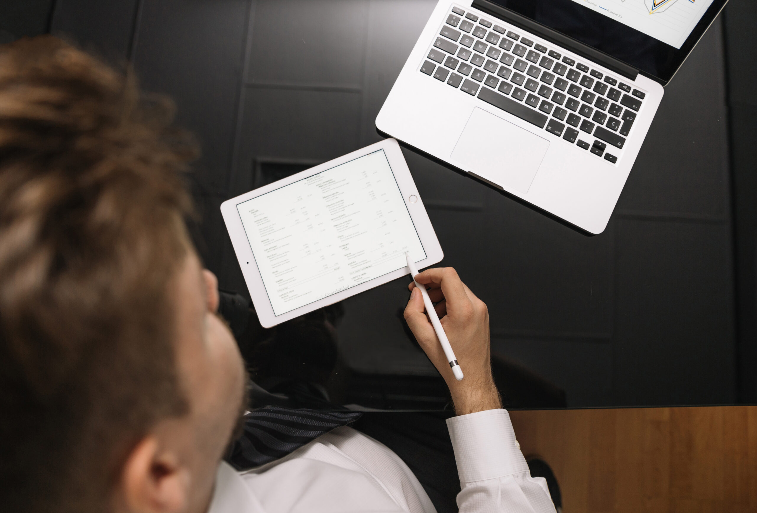 https://www.valueconsultingsrl.com/wp-content/uploads/2025/11/uomo-che-usando-la-matita-sul-tablet-scaled.jpg